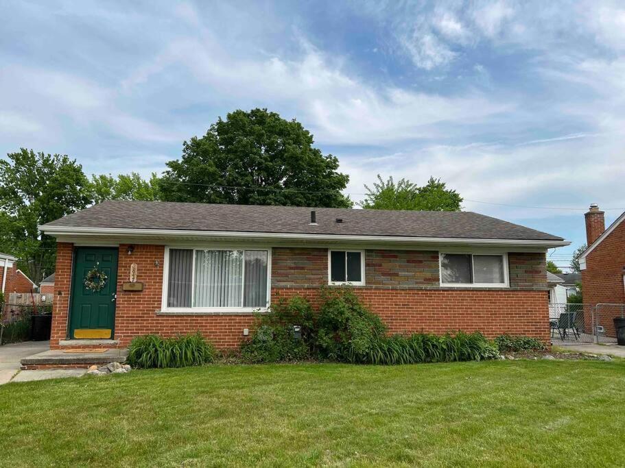 Cozy Bungalow In Madison Heights Eksteriør billede